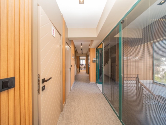 Lara Barınaklar’da Kurumsal Kimliğe Uygun 200 m² Dubleks Prestijli Ofis & İş Yeri