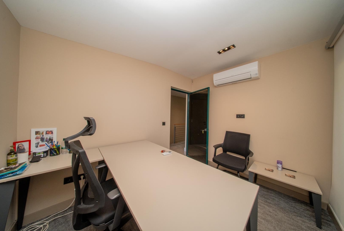 Lara Barınaklar’da Kurumsal Kimliğe Uygun 200 m² Dubleks Prestijli Ofis & İş Yeri