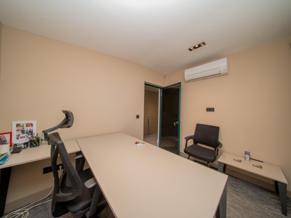Lara Barınaklar’da Kurumsal Kimliğe Uygun 200 m² Dubleks Prestijli Ofis & İş Yeri