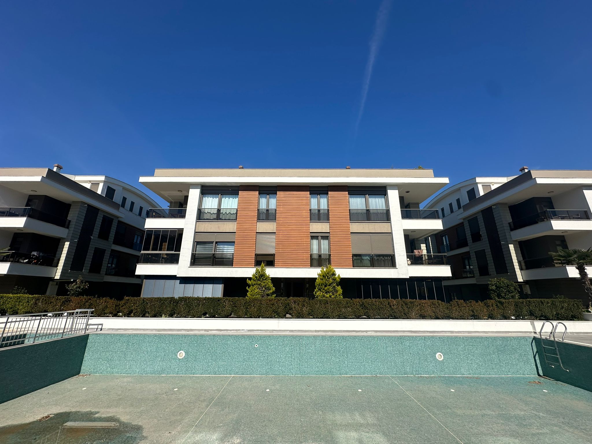 ANTALYA GÜZELOBA SİTE İÇERİSİNDE 2+1KAPALI OTOPARKLI GÜVENLİKLİ