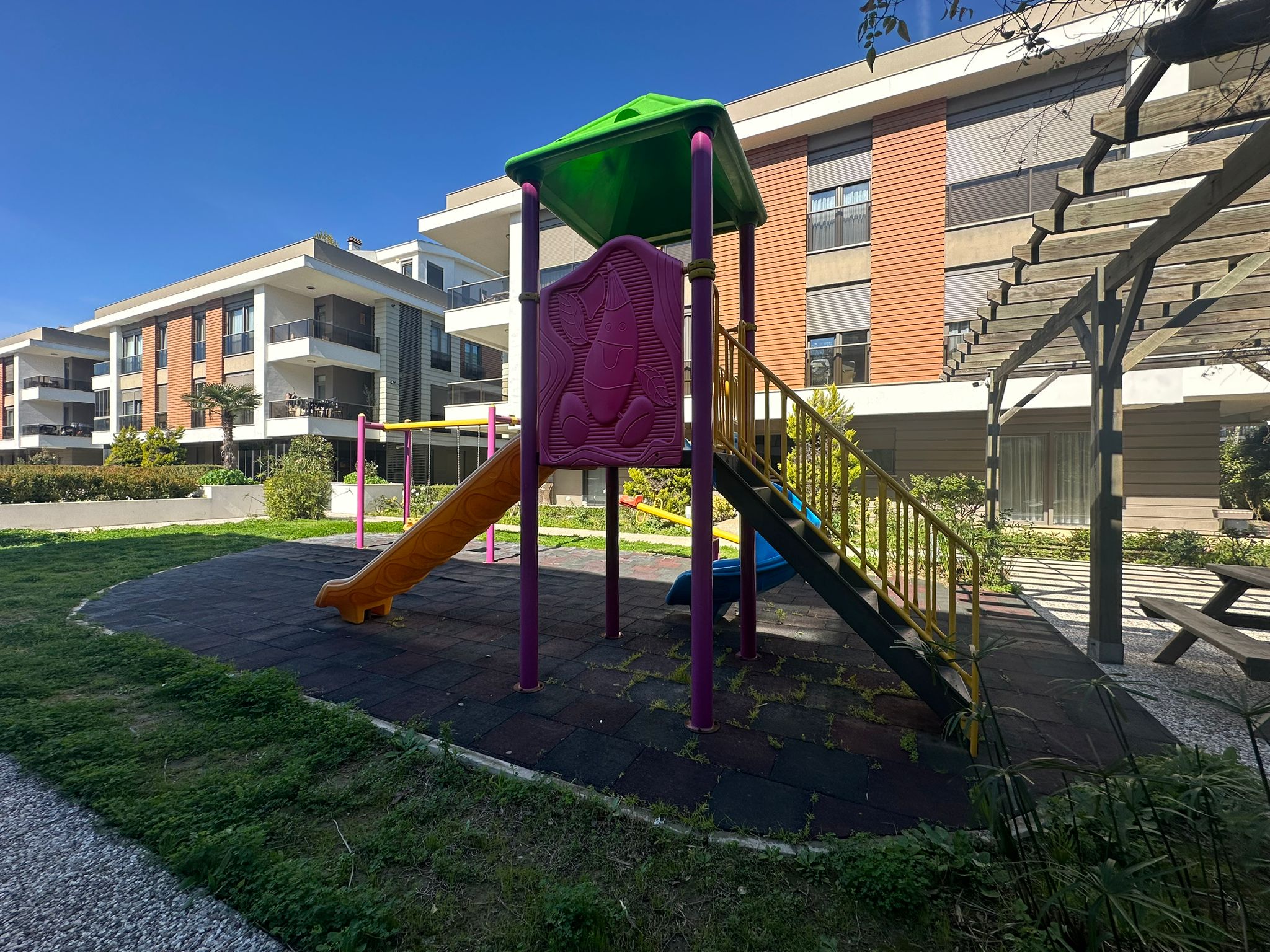 ANTALYA GÜZELOBA SİTE İÇERİSİNDE 2+1KAPALI OTOPARKLI GÜVENLİKLİ