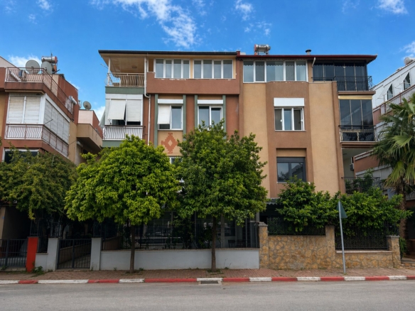 Antalya Lara Fener Mahallesi’nde Merkezi Konumda Satılık Geniş 4+1 Dubleks Daire