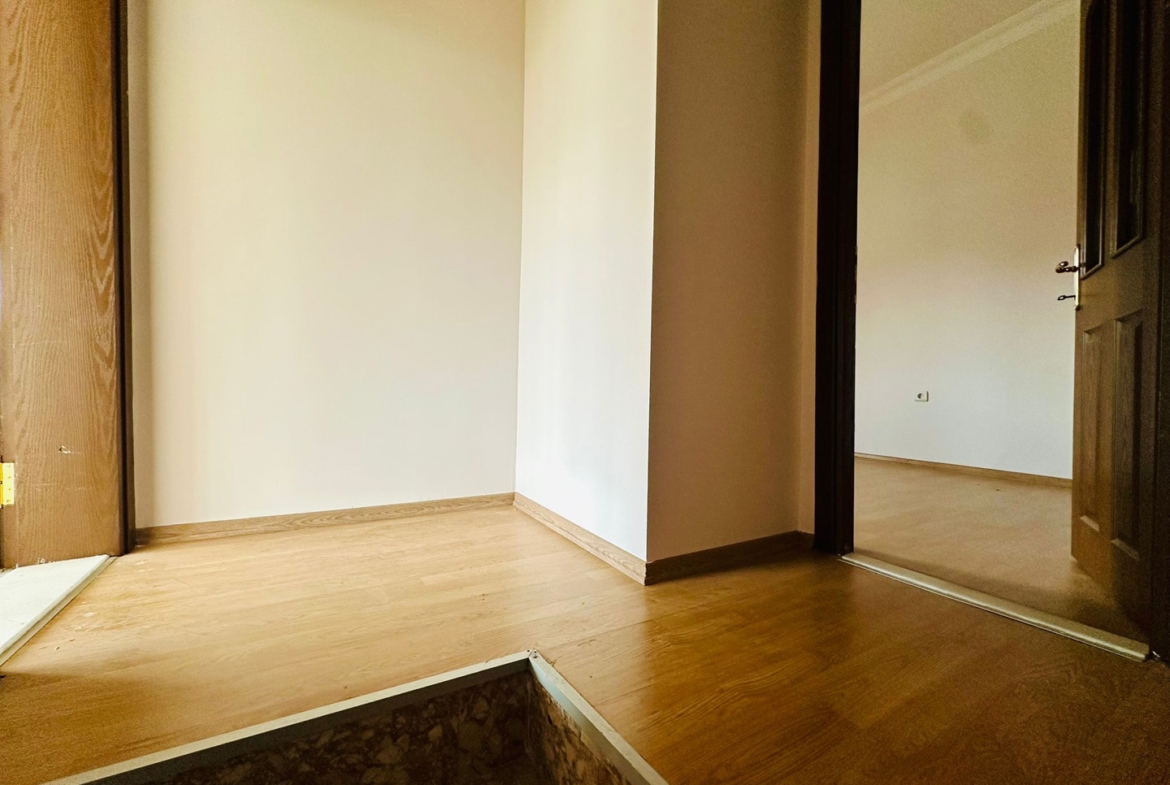 Antalya Lara Fener Mahallesi’nde Merkezi Konumda Satılık Geniş 4+1 Dubleks Daire
