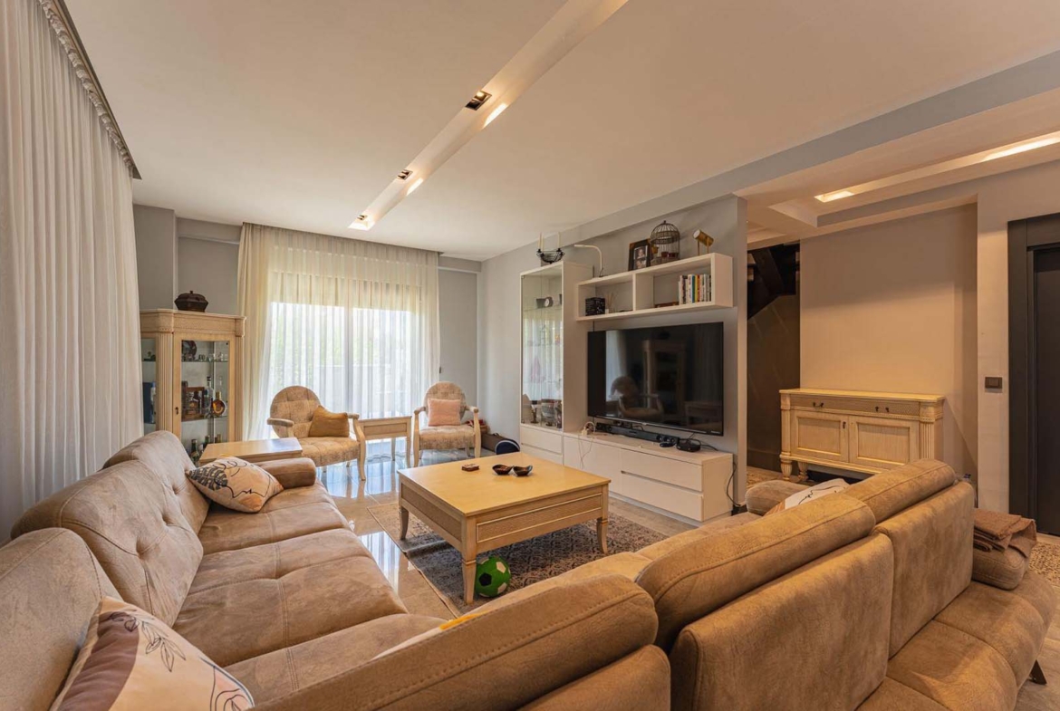 GÜZELOBADA 5+1 LÜKS VİLLA – KAPALI OTOPARK – GENİŞ BAHÇE