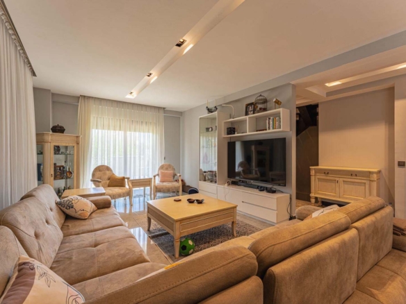 GÜZELOBADA 5+1 LÜKS VİLLA – KAPALI OTOPARK – GENİŞ BAHÇE
