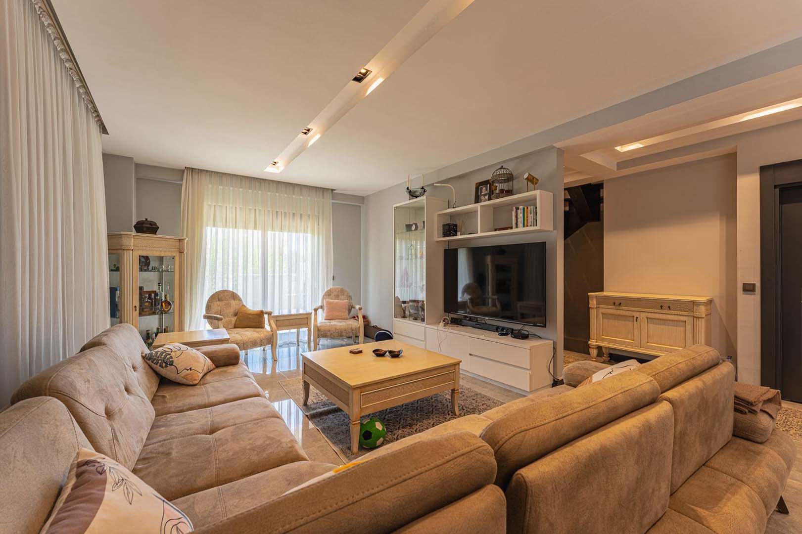 10 GÜZELOBADA 5+1 LÜKS VİLLA – KAPALI OTOPARK – GENİŞ BAHÇE