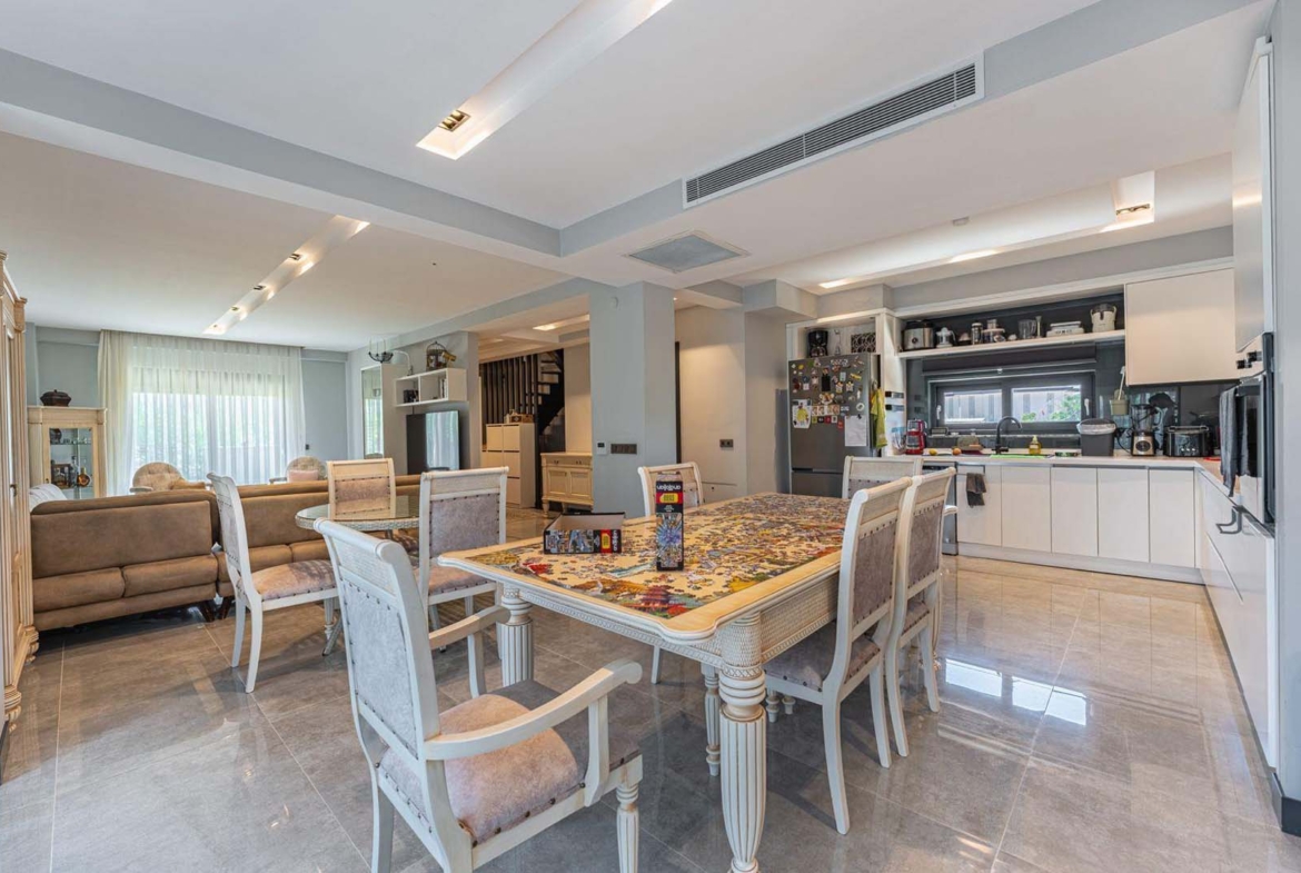 GÜZELOBADA 5+1 LÜKS VİLLA – KAPALI OTOPARK – GENİŞ BAHÇE