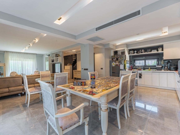GÜZELOBADA 5+1 LÜKS VİLLA – KAPALI OTOPARK – GENİŞ BAHÇE