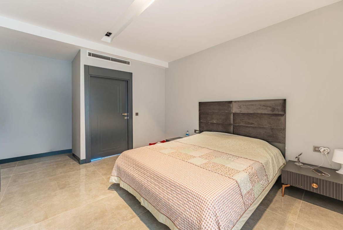 GÜZELOBADA 5+1 LÜKS VİLLA – KAPALI OTOPARK – GENİŞ BAHÇE