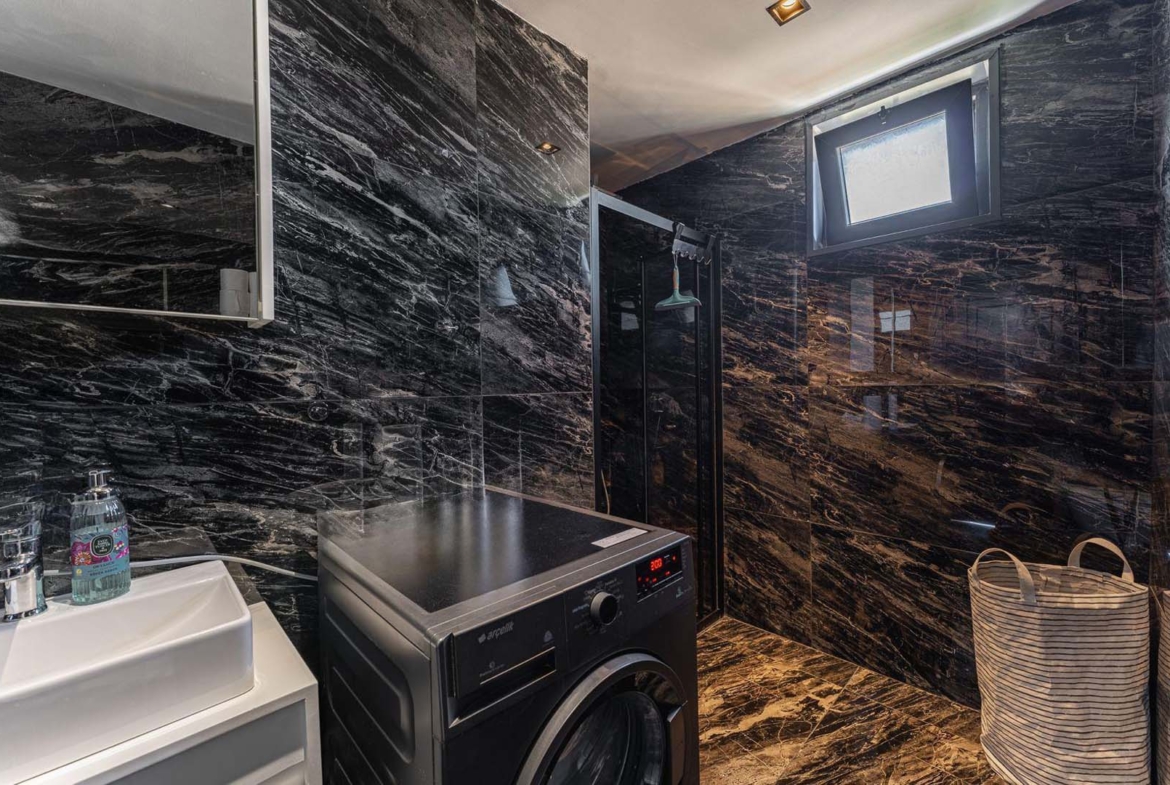 GÜZELOBADA 5+1 LÜKS VİLLA – KAPALI OTOPARK – GENİŞ BAHÇE