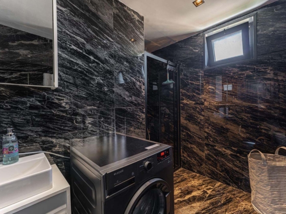 GÜZELOBADA 5+1 LÜKS VİLLA – KAPALI OTOPARK – GENİŞ BAHÇE