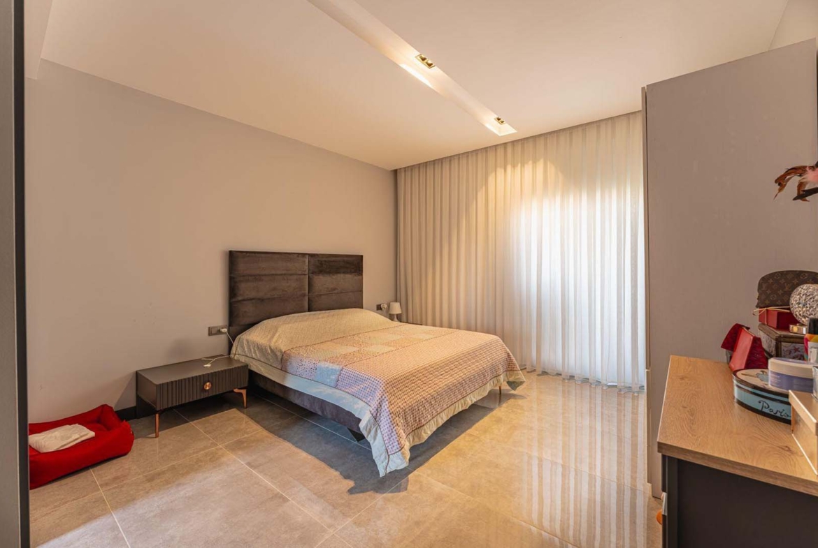 GÜZELOBADA 5+1 LÜKS VİLLA – KAPALI OTOPARK – GENİŞ BAHÇE