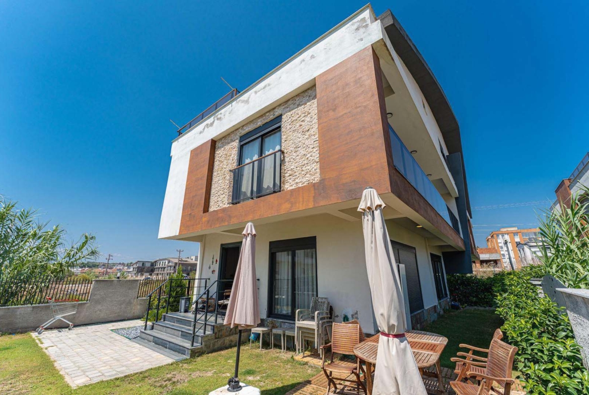 GÜZELOBADA 5+1 LÜKS VİLLA – KAPALI OTOPARK – GENİŞ BAHÇE