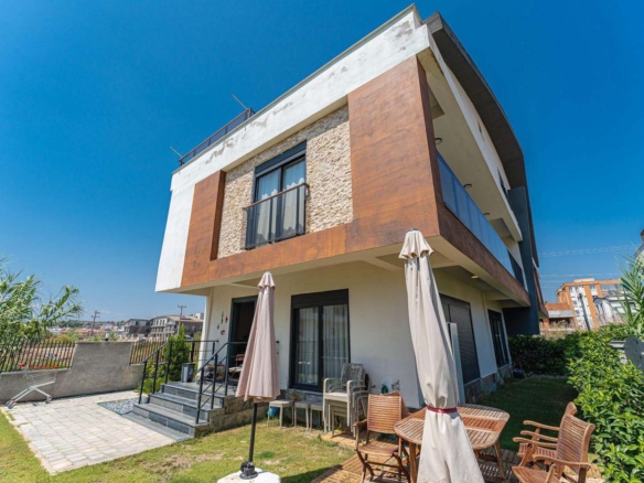 GÜZELOBADA 5+1 LÜKS VİLLA – KAPALI OTOPARK – GENİŞ BAHÇE