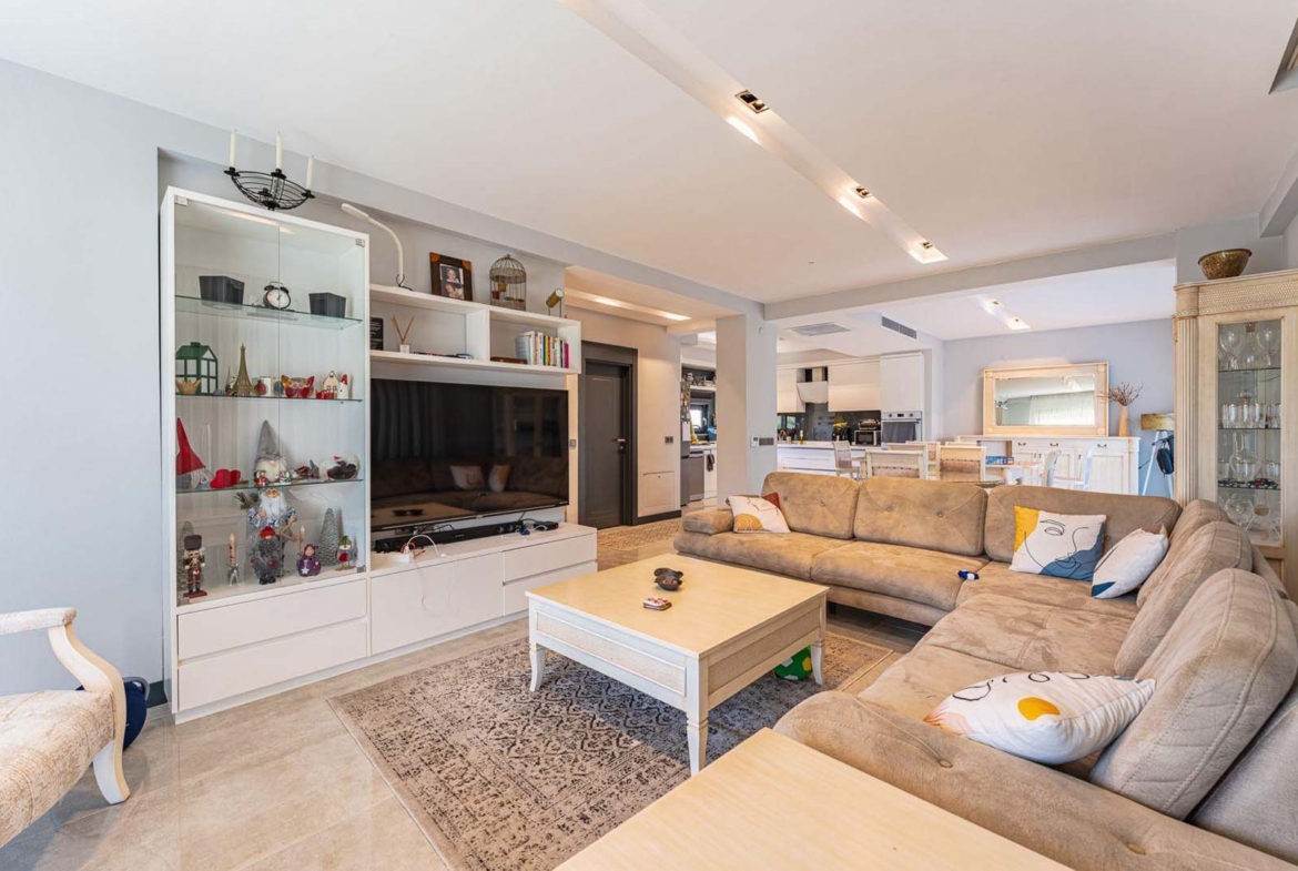 GÜZELOBADA 5+1 LÜKS VİLLA – KAPALI OTOPARK – GENİŞ BAHÇE