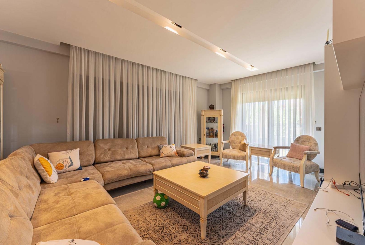 GÜZELOBADA 5+1 LÜKS VİLLA – KAPALI OTOPARK – GENİŞ BAHÇE