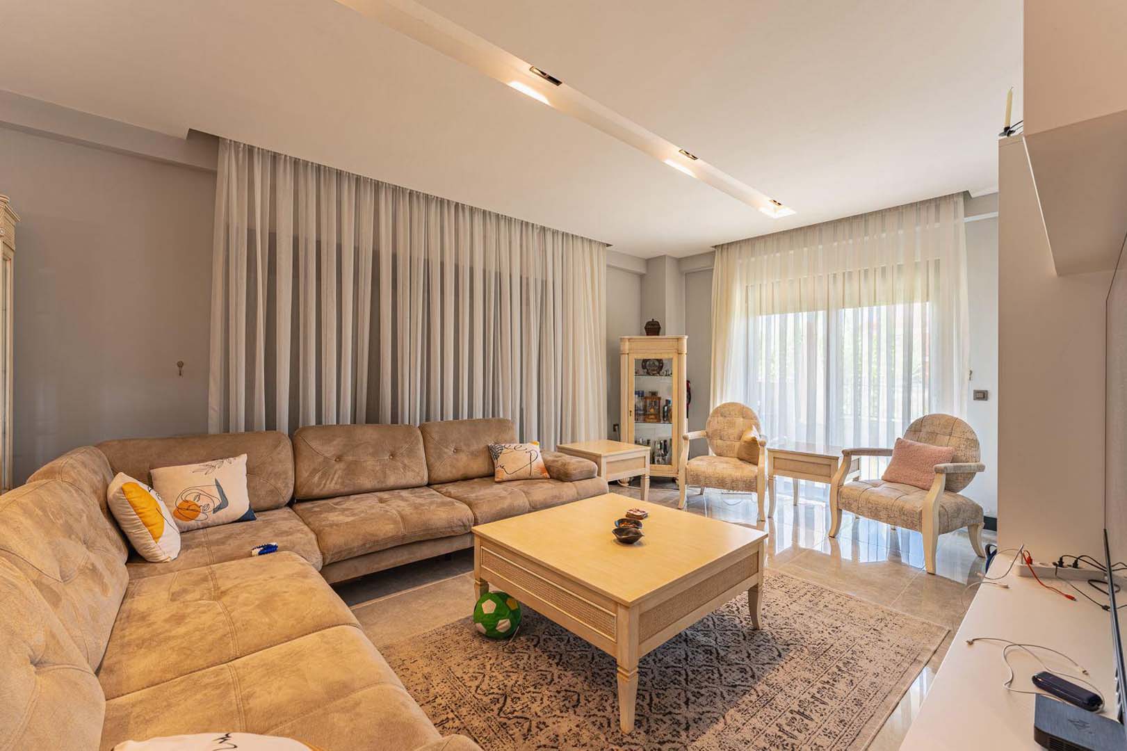 37 GÜZELOBADA 5+1 LÜKS VİLLA – KAPALI OTOPARK – GENİŞ BAHÇE