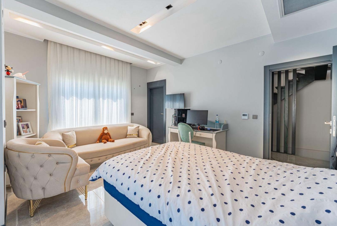 GÜZELOBADA 5+1 LÜKS VİLLA – KAPALI OTOPARK – GENİŞ BAHÇE