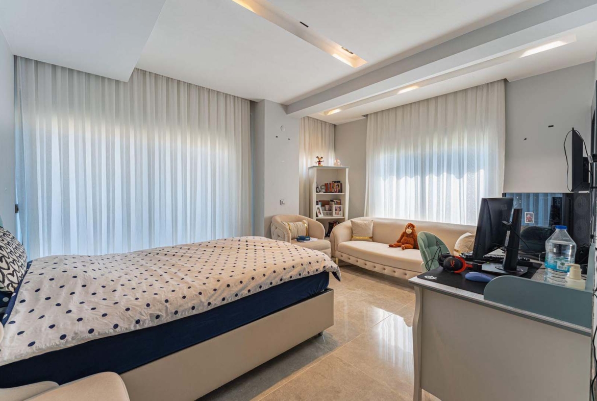 GÜZELOBADA 5+1 LÜKS VİLLA – KAPALI OTOPARK – GENİŞ BAHÇE