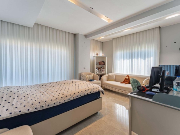 GÜZELOBADA 5+1 LÜKS VİLLA – KAPALI OTOPARK – GENİŞ BAHÇE