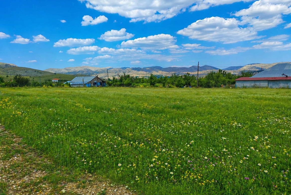 KORKUTELİ TAŞKESİĞİ 3267m² – DOĞAYLA YATIRIMI BİRLEŞTİREN TARLA