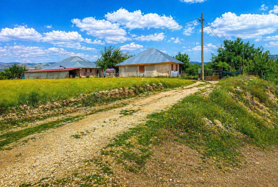KORKUTELİ TAŞKESİĞİ 3267m² – DOĞAYLA YATIRIMI BİRLEŞTİREN TARLA