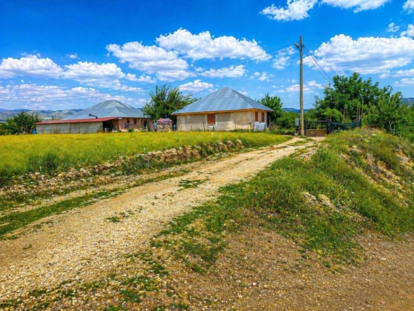 KORKUTELİ TAŞKESİĞİ 3267m² – DOĞAYLA YATIRIMI BİRLEŞTİREN TARLA