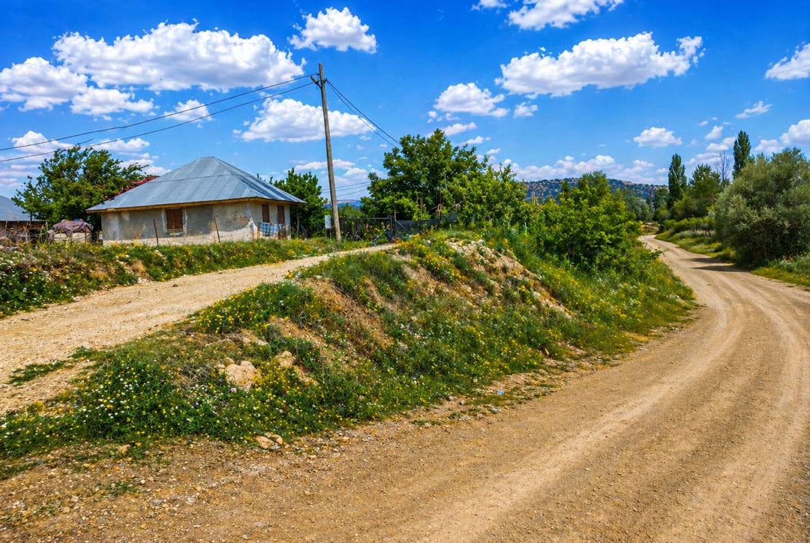 KORKUTELİ TAŞKESİĞİ 3267m² – DOĞAYLA YATIRIMI BİRLEŞTİREN TARLA
