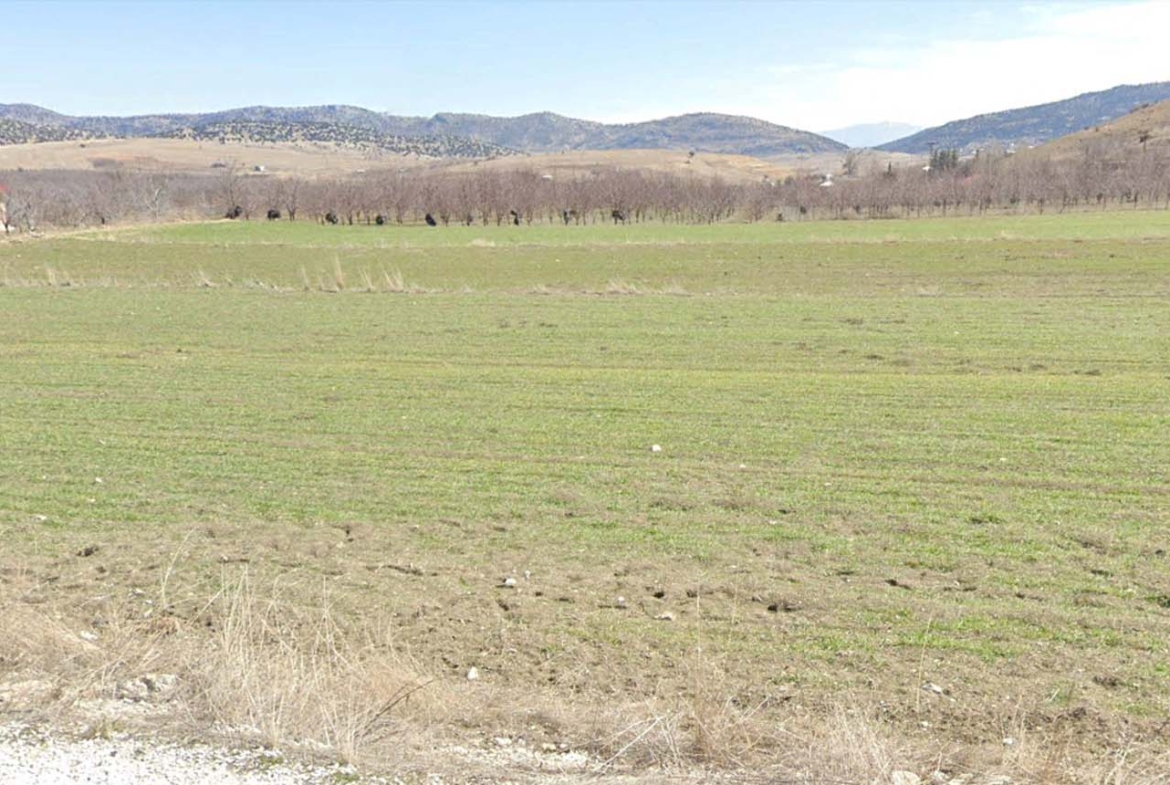 KORKUTELİ TAŞKESİĞİ 3267m² – DOĞAYLA YATIRIMI BİRLEŞTİREN TARLA