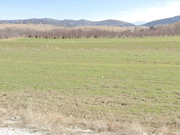 KORKUTELİ TAŞKESİĞİ 3267m² – DOĞAYLA YATIRIMI BİRLEŞTİREN TARLA