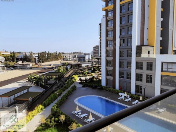 Antalya Altıntaş’ta İskanlı ve Lüks Konsept Sitede Satılık Havuz Manzaralı 2+1 Bahçe Katı Daire