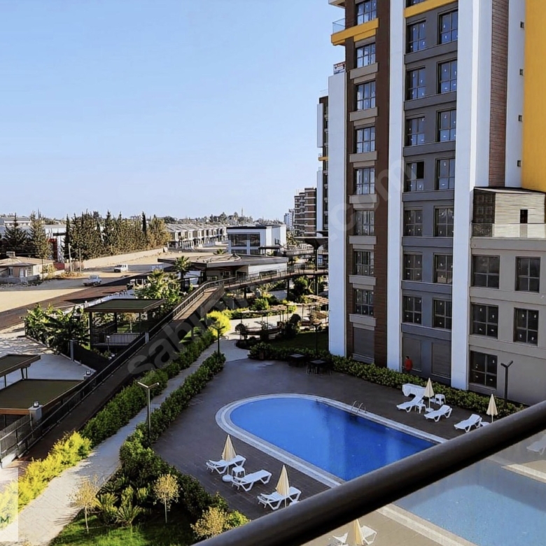 Antalya Altıntaş’ta İskanlı ve Lüks Konsept Sitede Satılık Havuz Manzaralı 2+1 Bahçe Katı Daire