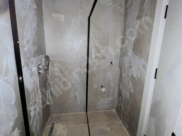 Antalya Altıntaş’ta İskanlı ve Lüks Konsept Sitede Satılık Havuz Manzaralı 2+1 Bahçe Katı Daire