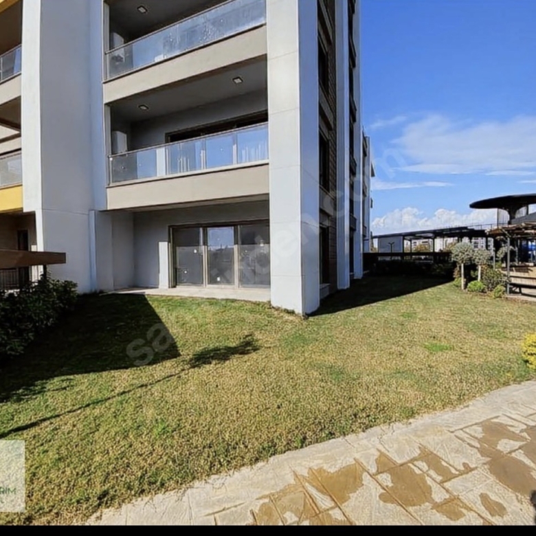 Antalya Altıntaş’ta İskanlı ve Lüks Konsept Sitede Satılık Havuz Manzaralı 2+1 Bahçe Katı Daire