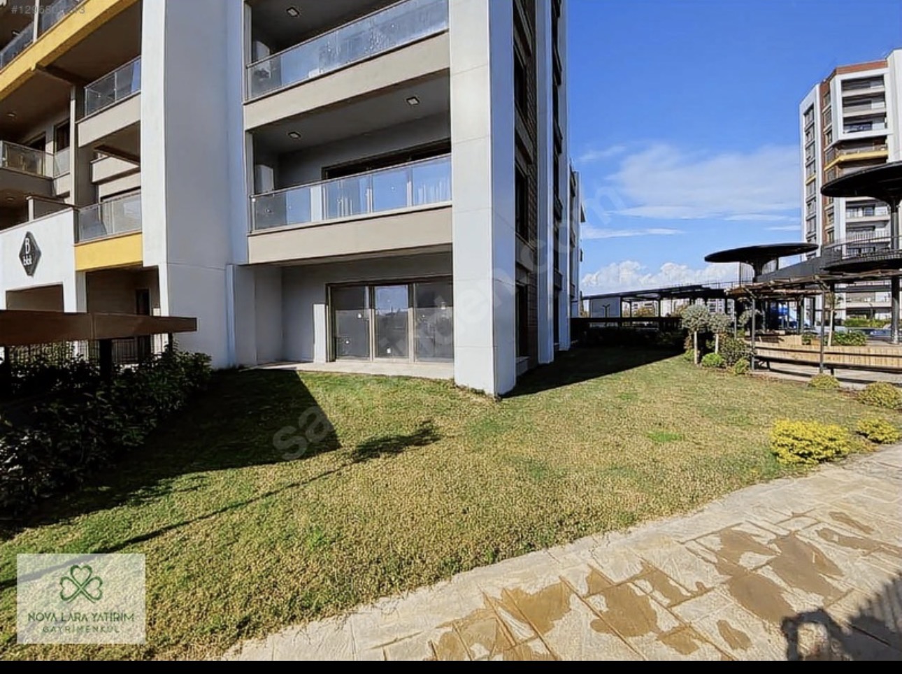 Antalya Altıntaş’ta İskanlı ve Lüks Konsept Sitede Satılık Havuz Manzaralı 2+1 Bahçe Katı Daire
