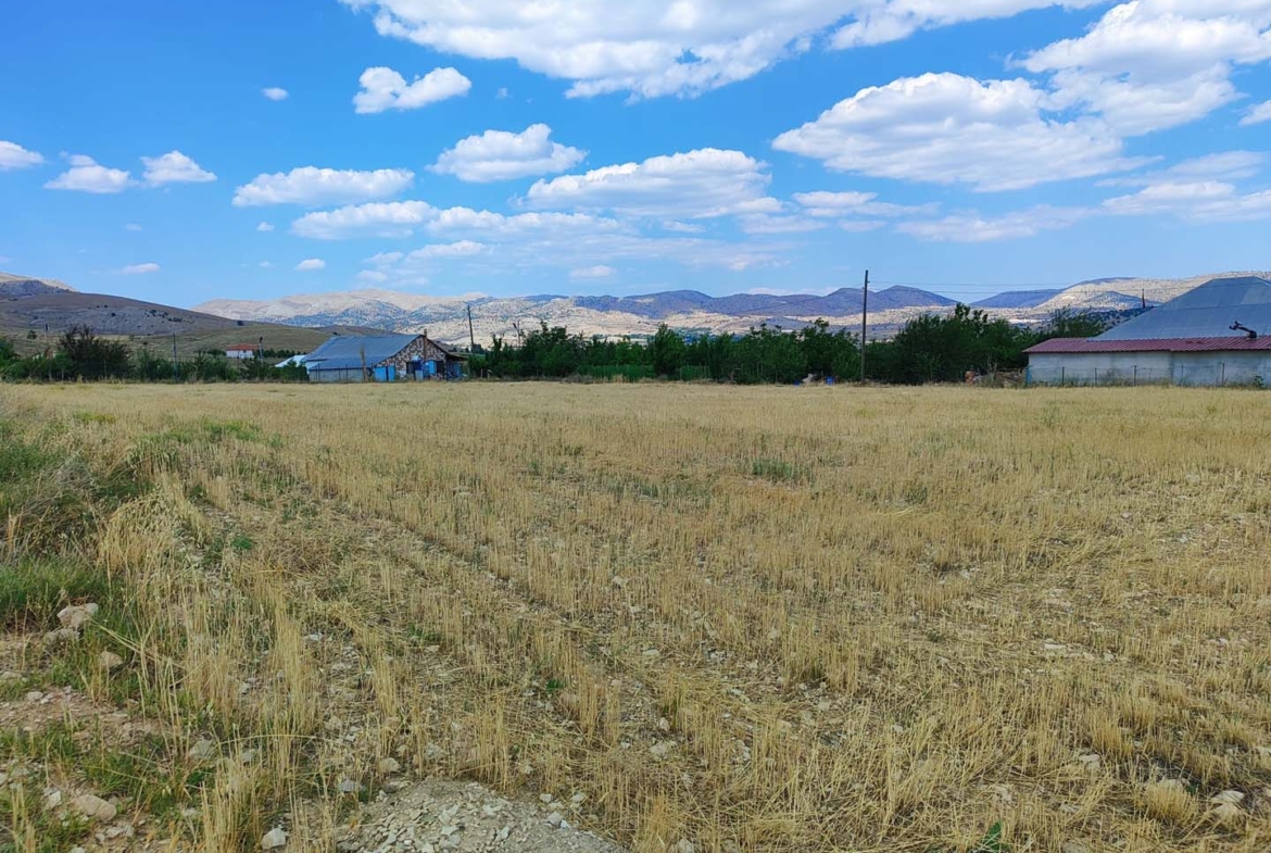 KORKUTELİ TAŞKESİĞİ 3267m² – DOĞAYLA YATIRIMI BİRLEŞTİREN TARLA