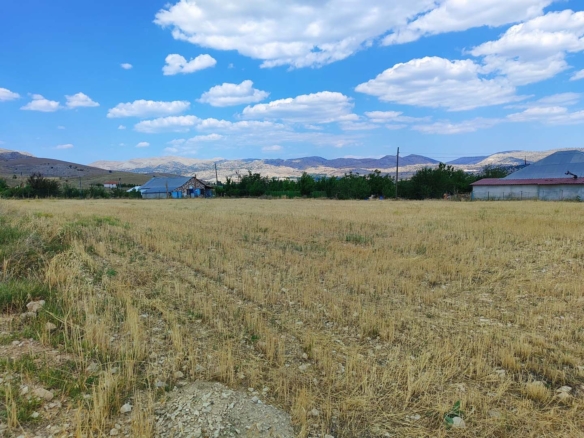 KORKUTELİ TAŞKESİĞİ 3267m² – DOĞAYLA YATIRIMI BİRLEŞTİREN TARLA