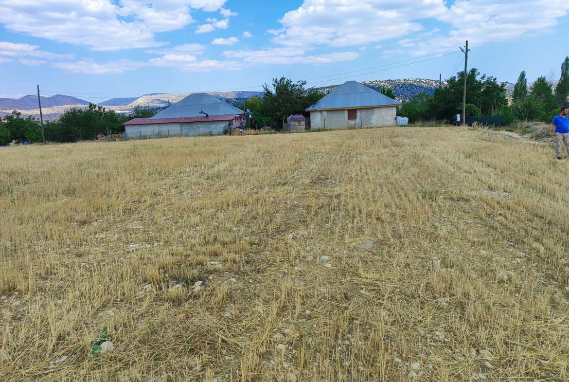 KORKUTELİ TAŞKESİĞİ 3267m² – DOĞAYLA YATIRIMI BİRLEŞTİREN TARLA