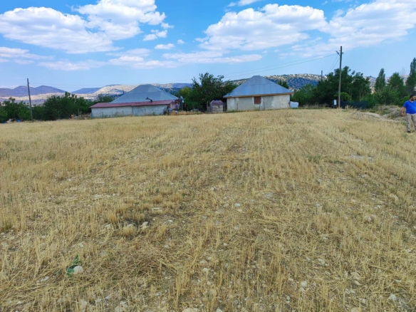 KORKUTELİ TAŞKESİĞİ 3267m² – DOĞAYLA YATIRIMI BİRLEŞTİREN TARLA