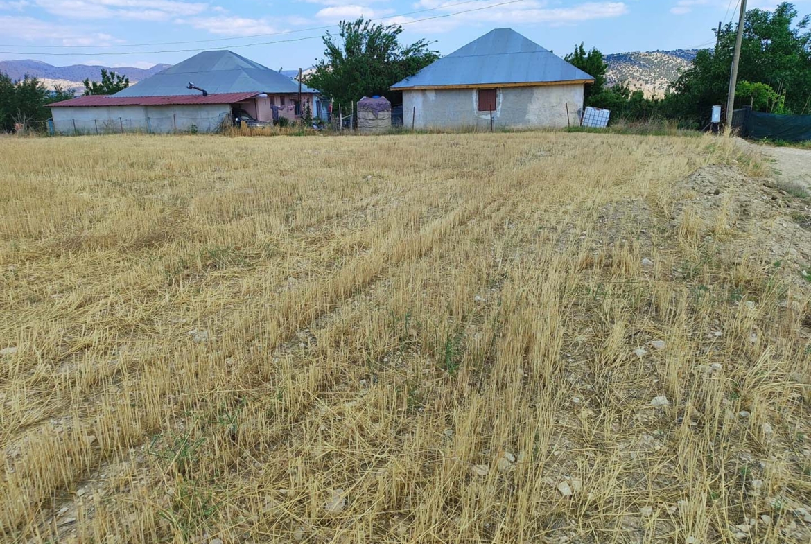 KORKUTELİ TAŞKESİĞİ 3267m² – DOĞAYLA YATIRIMI BİRLEŞTİREN TARLA