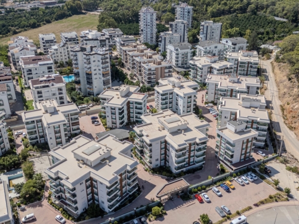 Konyaaltı Sarısu da Özellikli Sitede Katta Ebeveyn Banyolu 2+1