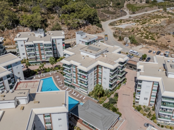 Konyaaltı Sarısu da Özellikli Sitede Katta Ebeveyn Banyolu 2+1