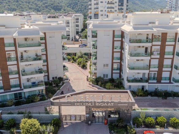Konyaaltı Sarısu da Özellikli Sitede Katta Ebeveyn Banyolu 2+1