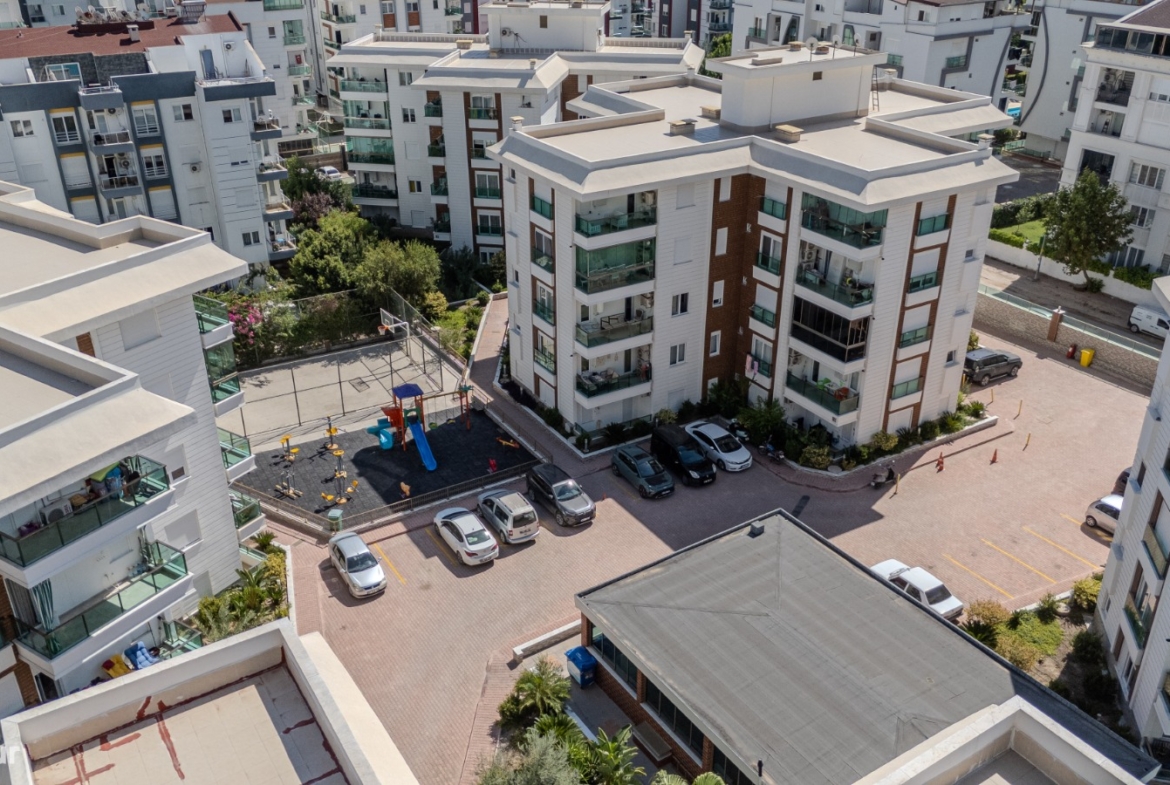 Konyaaltı Sarısu da Özellikli Sitede Katta Ebeveyn Banyolu 2+1