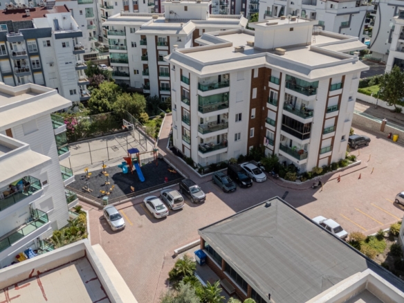 Konyaaltı Sarısu da Özellikli Sitede Katta Ebeveyn Banyolu 2+1