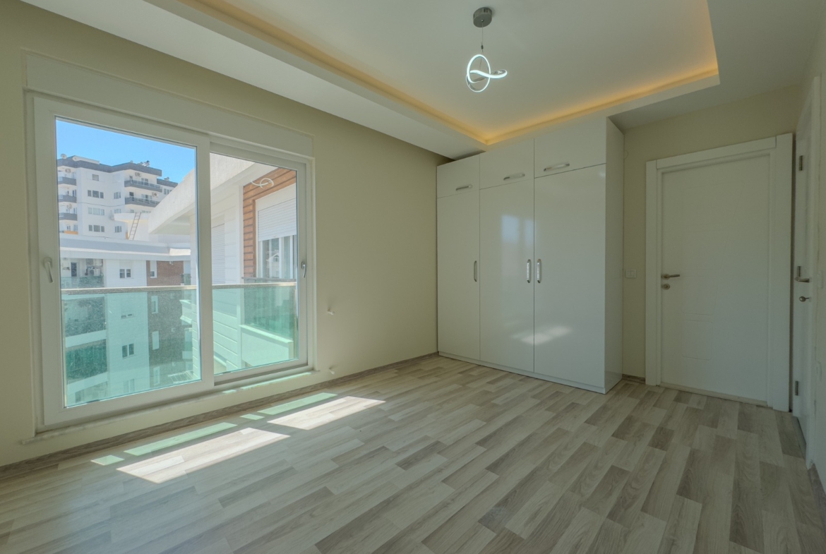 Konyaaltı Sarısu da Özellikli Sitede Katta Ebeveyn Banyolu 2+1