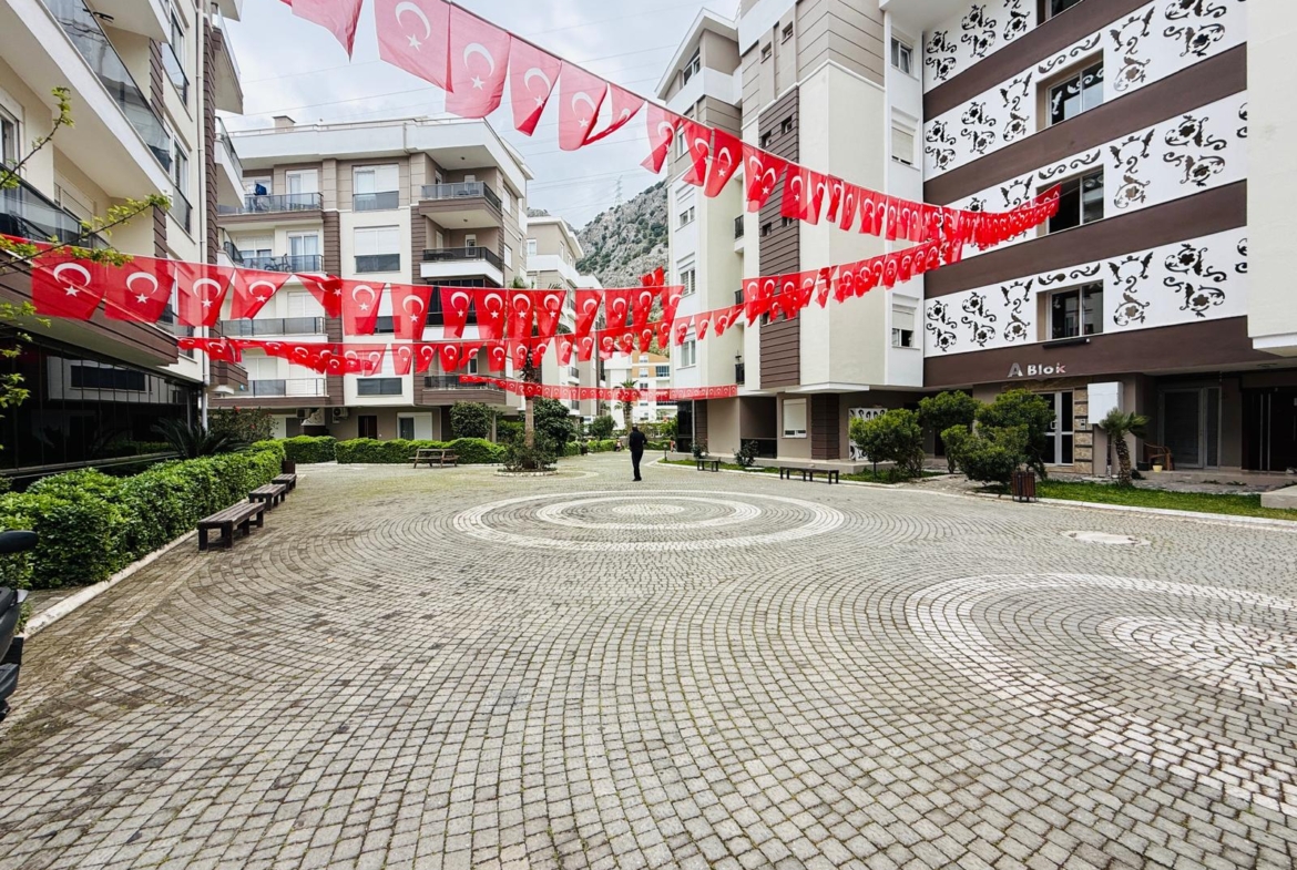 KONYAALTI HURMA’DA SİTE İÇİNDE EŞYALI SATILIK ARAKAT 2+1