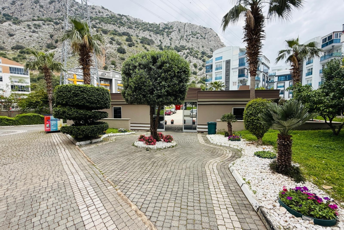 KONYAALTI HURMA’DA SİTE İÇİNDE EŞYALI SATILIK ARAKAT 2+1