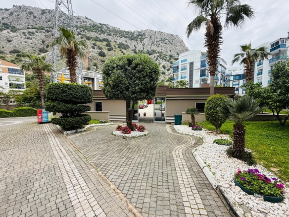 KONYAALTI HURMA’DA SİTE İÇİNDE EŞYALI SATILIK ARAKAT 2+1