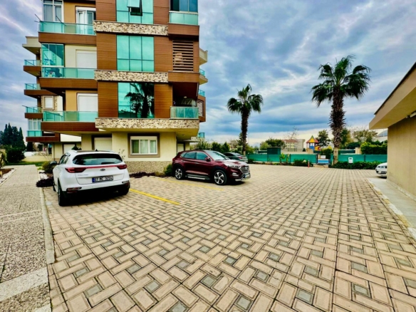 LARA’da HAVUZLU LÜKS SİTEDE 4 CEPHELİ 1+1